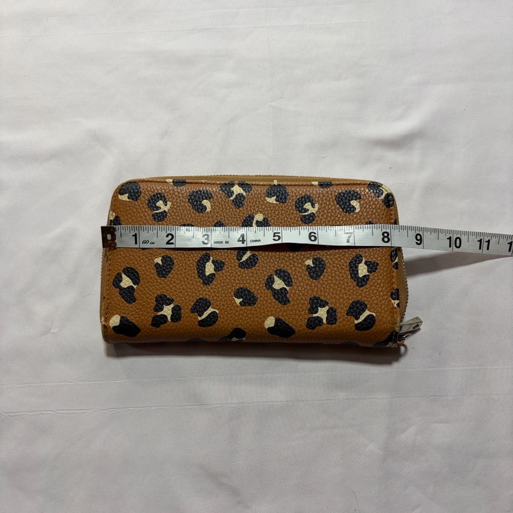 Thirty one all about the Benjamin’s wallet cheetah print - Picture 7 of 9